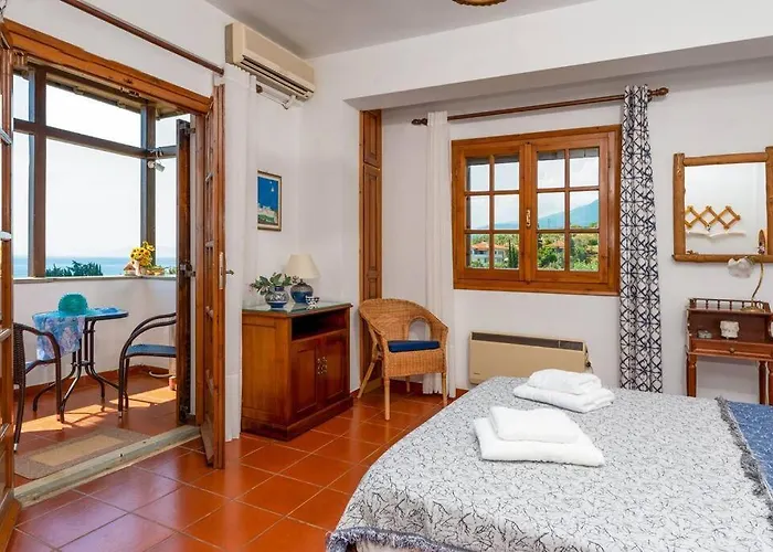 Seaside House With View Over Pagasitikos Vakantiehuis *